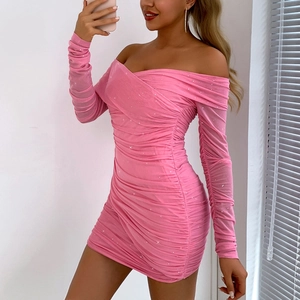 Détail d'une robe rose à épaules dénudées en mesh scintillant avec drapés froncés