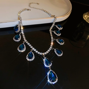 Squisita collana con gemme blu a goccia e cristalli scintillanti su catena argentata
