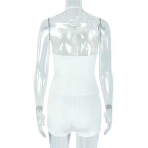 Vue arrière d'un ensemble deux pièces blanc avec haut court et short moulant sur mannequin