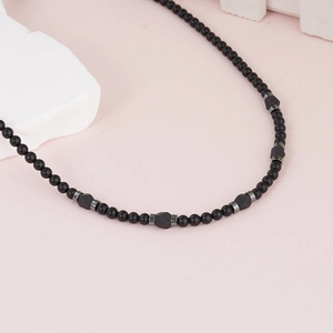 Collier pour hommes en onyx noir et pierre de lave avec des accents hexagonaux mats