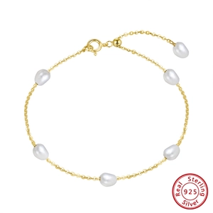 Bracelet élégant en argent s925 doré avec perles d'eau douce baroques 4mm sur fond blanc