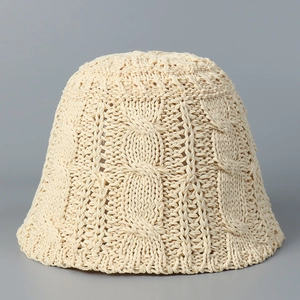 Détail du chapeau cloche en maille crème avec motif torsadé épais et bord ondulé doux