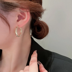 Créoles torsadées plaquées or avec zircon et finition métallique texturée pour femmes
