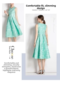 Detail des minzgrünen ärmellosen Kleides mit Jacquard-Struktur und tailliertem Schnitt