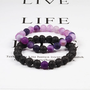 Détails macro des pierres de lave naturelle et perles d'agate violette sur bracelets élastiques