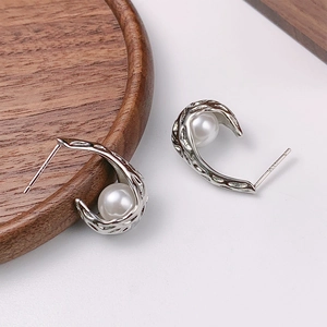 Orecchini a perno in argento S925 con perle e texture irregolare dal design moderno