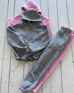 Ensemble sweat à capuche gris délavé et rose avec jogging sur fond de bois clair