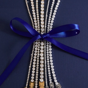 Eleganti bracciali tennis in oro e argento con zirconi su nastro di seta blu scuro