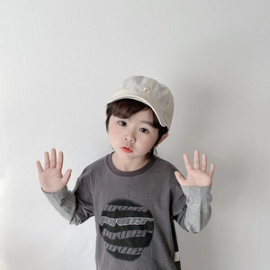 Détail d'un enfant portant une casquette séchage rapide et un t-shirt brodé