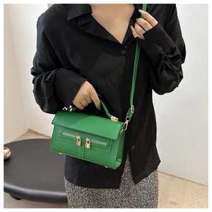 Détail du sac à main vert en cuir PU avec ferrures dorées et doubles fermetures éclair