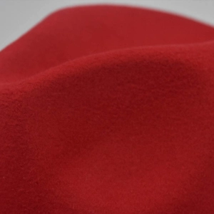 Makroaufnahme von hochwertigem rotem Wollfilzgewebe mit glatter Textur und feinem Finish
