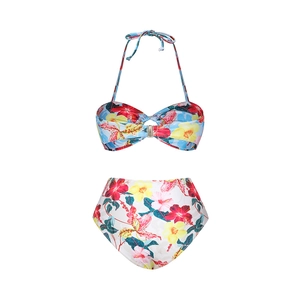 Détail d'un bikini à fleurs tropicales avec lien licou et boucle en métal centrée