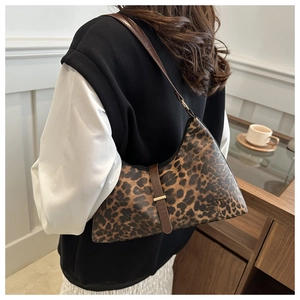 Detailansicht der Schultertasche mit Leopardenmuster und braunem Lederriemen