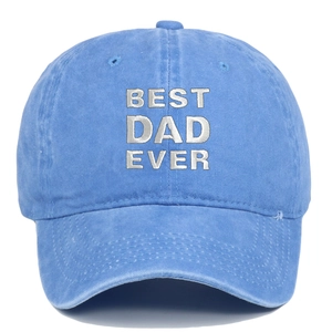 Détail de la broderie 'BEST DAD EVER' sur casquette en coton bleu délavé de sport