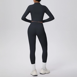 Vue arrière de leggings de yoga taille haute noirs et d'une veste zippée avec passe-pouces