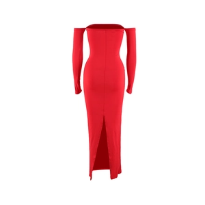 Détail de la robe moulante rouge épaules dénudées avec une fente haute à l'arrière