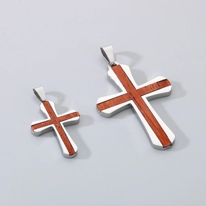 Détail macro de pendentifs en croix en acier inoxydable avec incrustation de bois