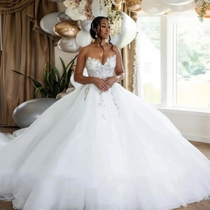 Elegante strapless trouwjurk met kanten borduursel en volumineuze witte tule rok