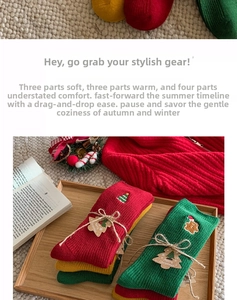 Dettaglio di calze natalizie festive con ricamo e decorazioni in legno vintage