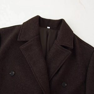 Manteau croisé en mélange de laine marron foncé avec texture détaillée et boutons