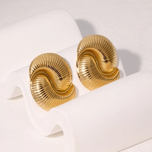 Boucles d'oreilles coquillage en acier doré avec texture spirale sur support blanc