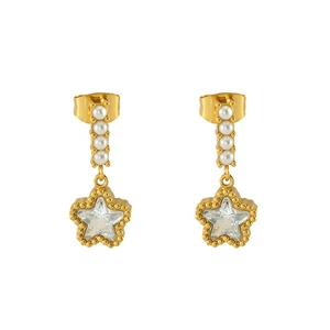 Détail de boucles d'oreilles étoile avec perles et zircone en finition dorée