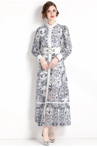 Detailansicht der blauen Blumenstickerei und des weißen Taillengürtels an diesem Kleid