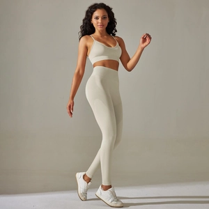 Détail de l'ensemble de yoga en tricot côtelé avec legging taille haute sans couture et brassière