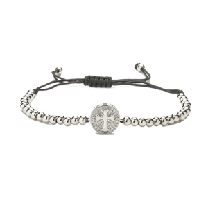 Détail du bracelet perlé ajustable avec pendentif croix pavé de zircons sur cordon noir