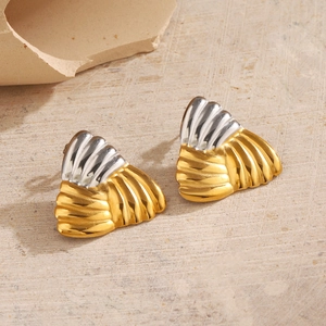 Boucles d'oreilles triangulaires bicolores or et argent avec texture coquillage