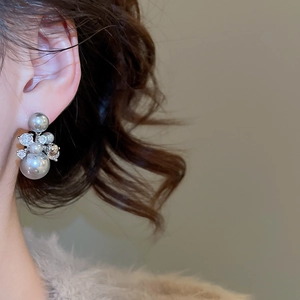 Détail des boucles d'oreilles avec perles grises et oxydes de zirconium scintillants