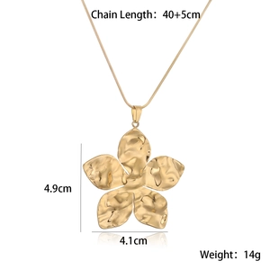 Detailed dimension guide for the gold sunflower petal pendant necklace with clear measurements