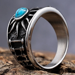 Makroaufnahme von Punk-Ring mit Sonnenmuster, blauem Türkis und Antik-Silber-Finish