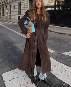 Trench-coat long en daim marron avec col à revers et ceinture assortie style de rue chic