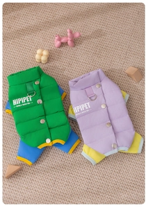 Détail d'une doudoune imperméable pour chien avec anneau en D et boutons-pression