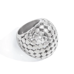 Vue détaillée d'une bague boule évidée argentée avec texture nid d'abeille et acier poli