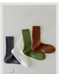 Detail von einfarbigen Baumwoll-Rippsocken mit speziellem 90-Grad-Winkel-Fersendesign