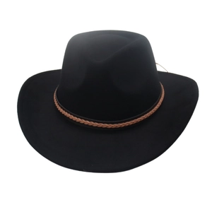 Classico cappello da cowboy nero a tesa larga con fascia intrecciata marrone e feltro rigido