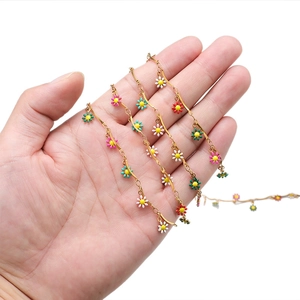 Handheld 15mm colorful daisy necklace in gold-plated stainless steel with enamel charms