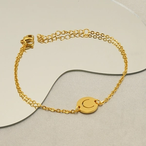 Bracciale in acciaio inossidabile placcato oro 18k con ciondolo a lettera C su sfondo a specchio
