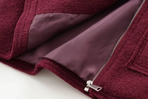Vue détaillée de la veste en bouclé bordeaux avec fermeture éclair et doublure satin