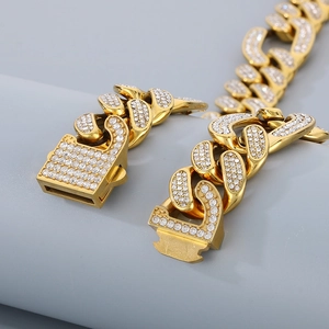 Détail du collier chaîne cubaine dorée avec strass scintillants et fermoir à clapet