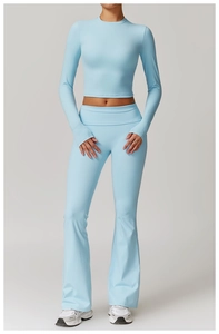 Vue détaillée de l'ensemble de yoga bleu clair avec passe-pouces et tissu du pantalon