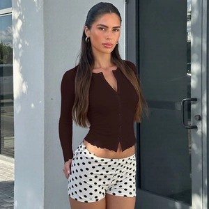 Détail d'un cardigan ajusté à manches longues marron foncé avec texture en maille côtelée