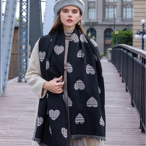 Damen Winterschal mit Hahnentritt-Herz-Muster und Fransen getragen von einem Modell