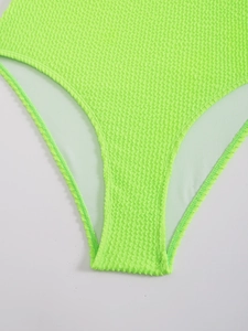 Gros plan du tissu seersucker vert néon du maillot de bain avec doublure douce