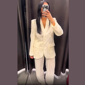 Elegante completo blazer con paillettes crema e pantaloni dritti con trama jacquard