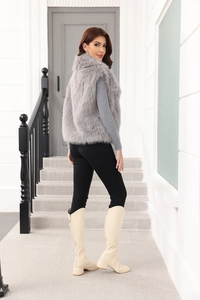 Detail der grauen Webpelzweste mit flauschiger Textur und modischem Herbst-Look