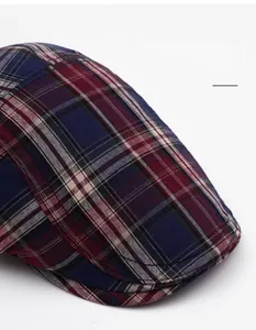 Gros plan détaillé d'une casquette à carreaux avec motif classique rouge, bleu et blanc