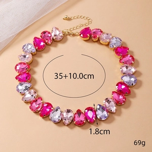 Collier plastron avec cristaux en forme de goutte rose et violet, chaîne dorée 35+10cm